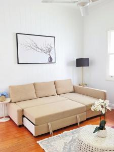 Χώρος καθιστικού στο East Brisbane Federation-Style Pool Villa