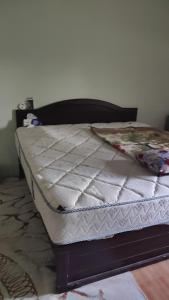 - un lit avec matelas dans l'établissement Villa Room 1, à Fujaïrah