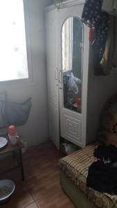 une chambre avec une commode contenant un miroir dans l'établissement Villa Room 1, à Fujaïrah