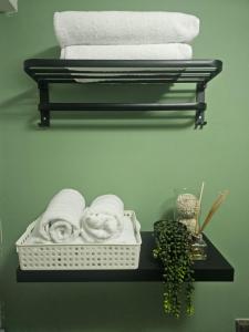 un portasciugamani con asciugamani su una mensola in bagno di Casa Celestine Staycation a Manila