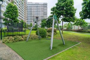 un parco giochi con altalena di Casa Celestine Staycation a Manila