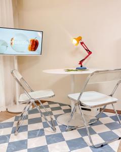 Una televisión o centro de entretenimiento en 1'Near Hongdae Station, 30sec on foot