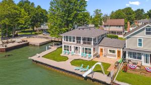 Θέα στο ποτάμι κοντά σε αυτή η παραθεριστική κατοικία +36 φωτογραφίες