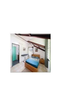 a bedroom with a bed and a table at La mélodieuse in Macouria