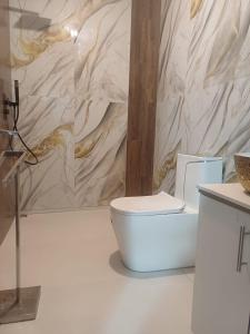 Ένα μπάνιο στο Apartamento confortable CRISANDRE