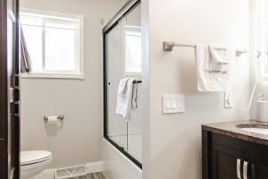 Koupelna v ubytování Hot Tub/Snowmobile Trails/The Hemlock + 12 fotografií