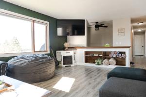 TV a/nebo společenská místnost v ubytování Hot Tub/Snowmobile Trails/The Hemlock