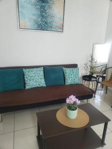 ein Wohnzimmer mit Sofa und Tisch in der Unterkunft Departamento Acogedor Céntrico en Huanchaco3B in Huanchaco