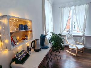 ein Zimmer mit einer Theke, einem Stuhl und einem Schrank in der Unterkunft Epic Location in Düsseldorf