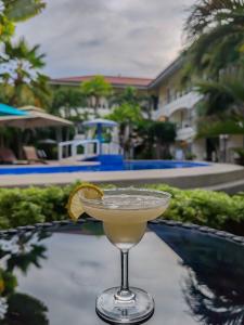 une boisson dans un verre de martini assis sur une table dans l'établissement Alona Northland Resort, à Panglao