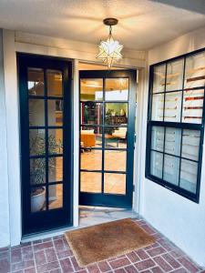 une porte d'entrée de maison avec un lustre dans l'établissement Ojai Serenity House - Peaceful Cozy Oasis, à Ojai
