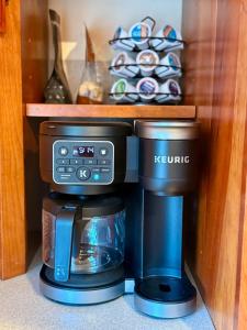 une cafetière dans un café dans l'établissement Ojai Serenity House - Peaceful Cozy Oasis, à Ojai