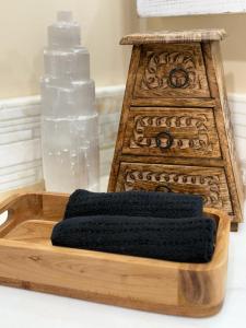 une boîte en bois avec deux serviettes dessus dans l'établissement Ojai Serenity House - Peaceful Cozy Oasis, à Ojai