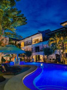 un hôtel avec piscine la nuit dans l'établissement Alona Northland Resort, à Panglao