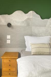 a bedroom with a white bed with a green wall at Villa privée - Piscine, Jacuzzi, Sauna & Hammam in Le Tampon +22 photos