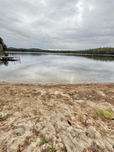 ein See mit einem Dock in der Mitte in der Unterkunft BARKER POND ESCAPE LIMIT 8 villa in Hiram