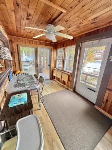 ein Wohnzimmer mit einem Schreibtisch und einem Deckenventilator in der Unterkunft BARKER POND ESCAPE LIMIT 8 villa in Hiram