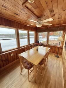 ein Esszimmer mit einem Holztisch und Stühlen in der Unterkunft BARKER POND ESCAPE LIMIT 8 villa in Hiram + 21 Fotos