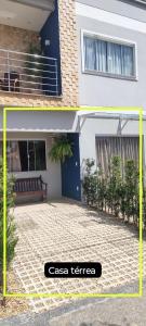 two pictures of a house with a sign that says case tester at Casa da Gih in Penha