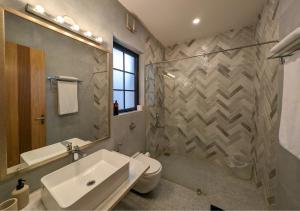 Ένα μπάνιο στο Beach front villa Ashwem Ocean +25 φωτογραφίες