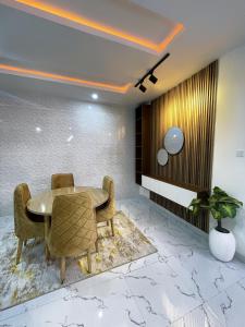 ein Esszimmer mit Tisch und Stühlen in der Unterkunft Luxurious 2bedroom Apartment PS5 in Ibadan + 1 Foto