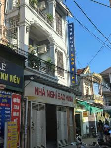 un bâtiment avec une enseigne Nkaishiishi Soapworth dans une rue dans l'établissement Nhà nghỉ Sao VInh, à Bến Thủy