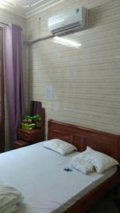 une chambre avec un lit avec deux oreillers dessus dans l'établissement Nhà nghỉ Sao VInh, à Bến Thủy