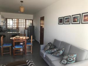 ein Wohnzimmer mit Sofa und Tisch in der Unterkunft PARADISE EN VICHAYITO II in Vichayito