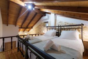 Postel nebo postele na pokoji v ubytování Lithari Suites + 30 fotografií