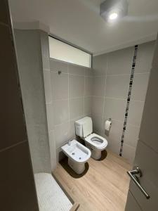 Et badeværelse på Depto 6p , 1 dormitorio mas sofá cama en living