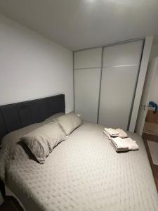 En eller flere senge i et værelse på Depto 6p , 1 dormitorio mas sofá cama en living + 4 billeder