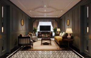 een woonkamer met een bank en een televisie bij AIME'E CRUISES - Halong Bay in Ha Long