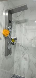 Et badeværelse på Gozy Downtown House Walk to Stadiums + 9 billeder