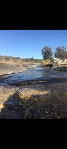 een uitzicht op een waterlichaam bij Cabaña Flor Serrana in Tanti
