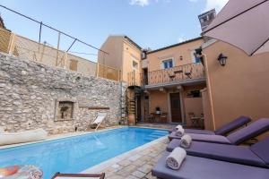 Bazén v ubytování Lithari Suites nebo v jeho okolí