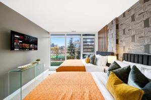 Ένα ή περισσότερα κρεβάτια σε δωμάτιο στο Luxury 4BR Home Sleeps 14 with Parking