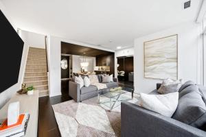 Χώρος καθιστικού στο Luxury 4BR Home Sleeps 14 with Parking