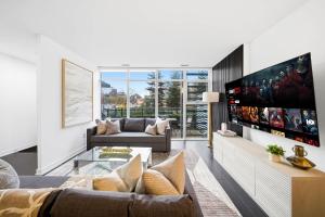 Μια τηλεόραση ή/και κέντρο ψυχαγωγίας στο Luxury 4BR Home Sleeps 14 with Parking +56 φωτογραφίες