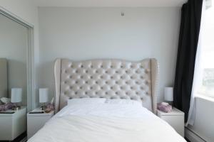 Ένα ή περισσότερα κρεβάτια σε δωμάτιο στο Luxury Condo in Prime Location with Pool & Jacuzzi