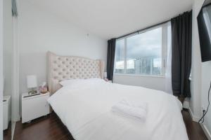 Ένα ή περισσότερα κρεβάτια σε δωμάτιο στο Luxury Condo in Prime Location with Pool & Jacuzzi