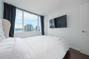 Ένα ή περισσότερα κρεβάτια σε δωμάτιο στο Luxury Condo in Prime Location with Pool & Jacuzzi +9 φωτογραφίες