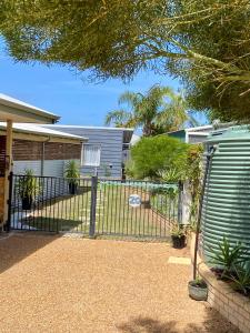 une clôture devant une maison dans l'établissement Gantheaume Getaway, à Kalbarri 3 autres photos