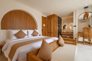 Un dormitorio con una cama grande y una sala de estar en Oh!Julia Hotel Komodo, en Labuan Bajo