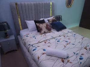 um quarto com uma cama com um padrão de flores em Avapartmentrentals em Okunola