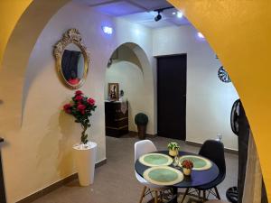 um quarto com uma mesa e cadeiras e um espelho em Avapartmentrentals em Okunola