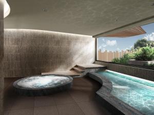 La salle de bains est pourvue d'une baignoire et d'une piscine. dans l'établissement South Gate Hotel Okinawa, à Naha