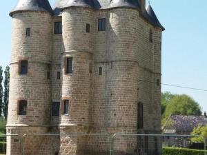 ein großes Backsteingebäude mit einem Dach in der Unterkunft Charmante maison rénovée avec terrasse, jardin clos, WIFI et équipements bébé à Fiefs - FR-1-376-1 in Fiefs