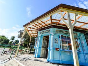 un bâtiment bleu avec un toit en haut dans l'établissement Charmante Maison à Recques-sur-Hem, 2 pers, Animaux Acceptés, Jardin, Proche Calais et St Omer - FR-1-376-58, à Recques-sur-Hem