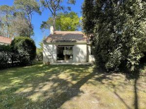 a small white building with a window in a yard at Maison familiale près plage St Brevin, animaux admis, parking privé - FR-1-364-40 in Saint-Brevin-les-Pins +9 photos