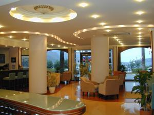 Lobby o reception area sa Candan Beach Hotel
